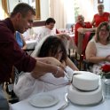 Das Brautpaar schneidet die Torte an Das Brautpaar schneidet die Torte an